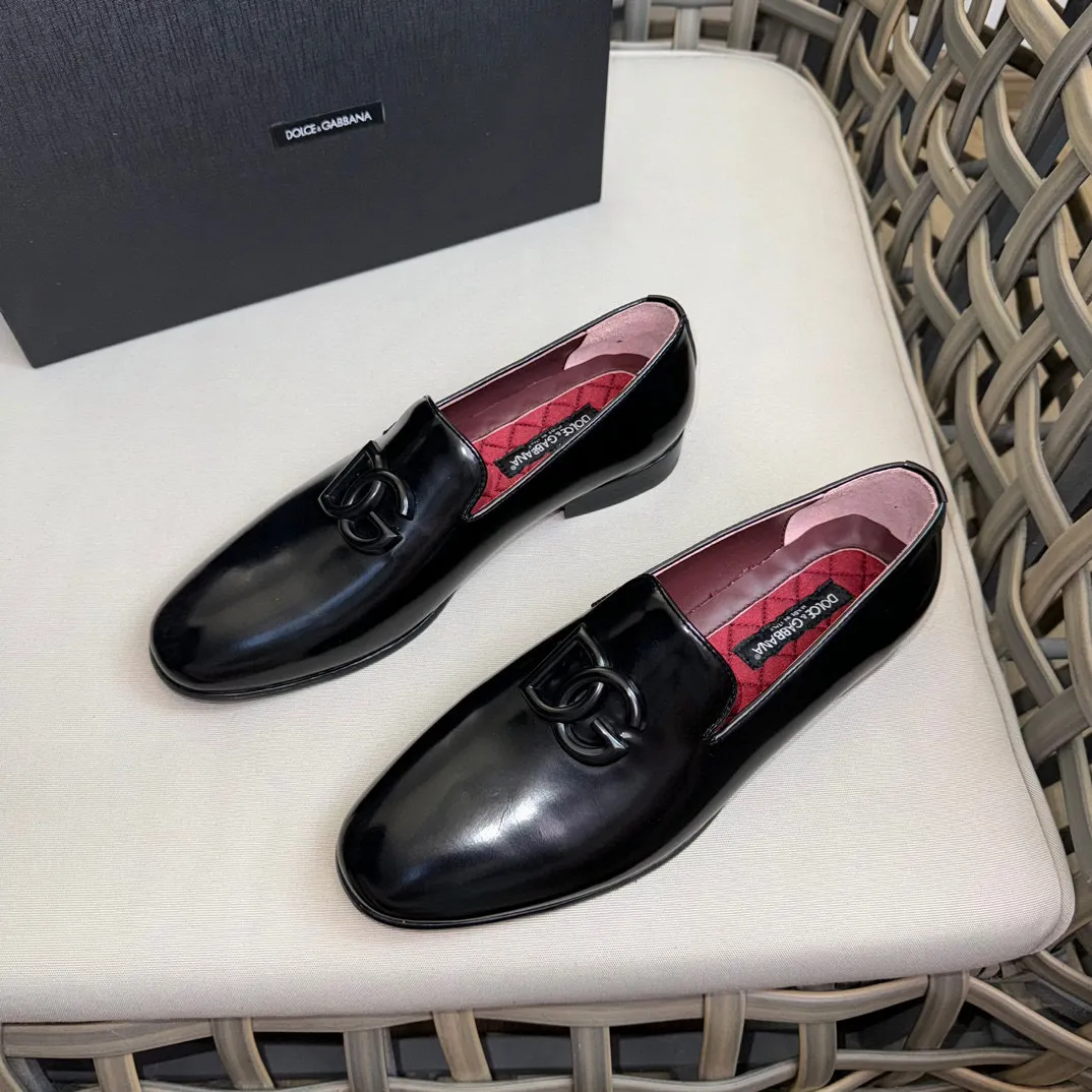 💰¥960 D&G cowhide moccasin loafers for men｜Embellished with DG hardware nameplate｜Made of imported calfskin｜Retro and shiny texture complement each other｜Release charming tones to outline a confident posture｜Imported calfskin + cowhide lining + Italian leather outsole Size: 39-44 (38.45 custom-made)